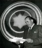 Martinus framför huvudsymbolen 1955